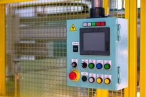 Makine yanında duvara monte edilmiş, ekranlı ve butonlu HMI kontrol kutusu