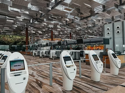 Havalimanında yolcuların kullandığı self servis check-in kiosk sırası