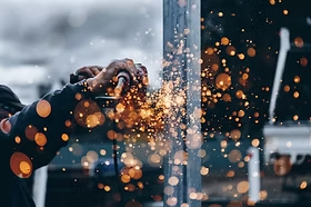 Metal kesimi sırasında kıvılcımların saçıldığı zorlu üretim ortamı